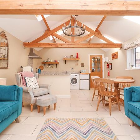 The Stables Villa Driffield Bagian luar foto
